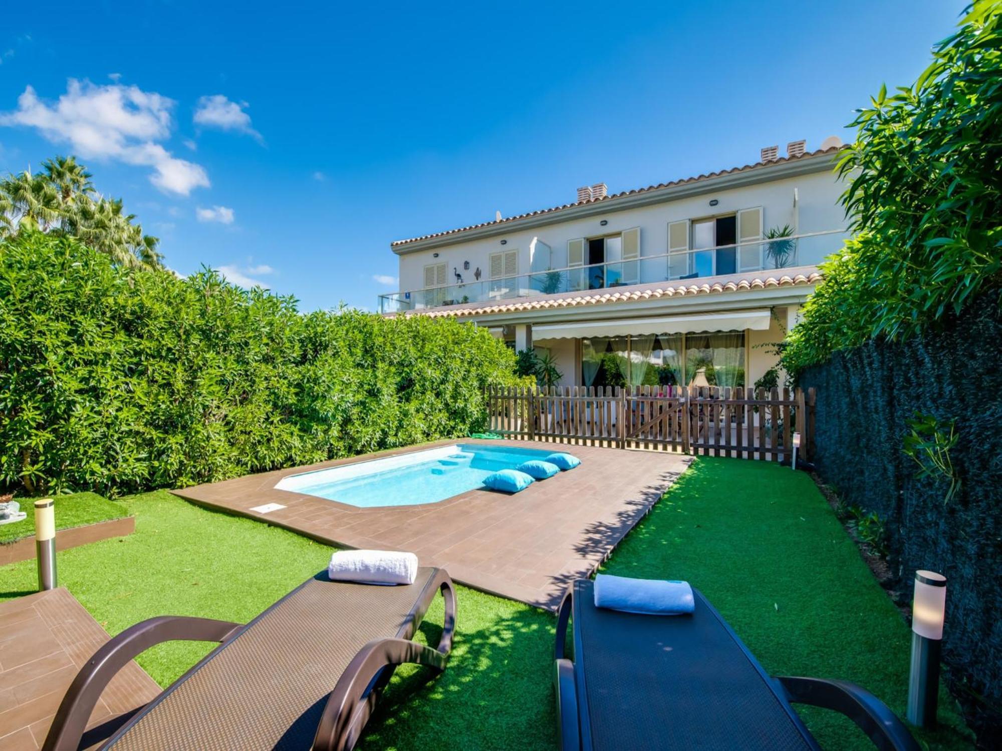 With Swimming Pool Holiday home