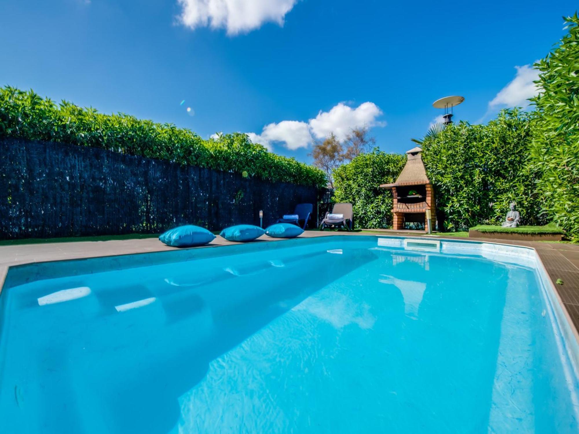 With Swimming Pool Ferienhaus